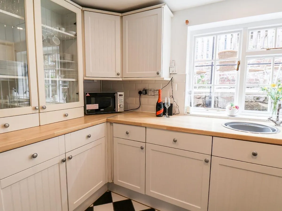 Midships Cottage Whitby 0*,